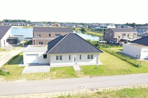 Vorderansicht - Neubau-Bungalow (KfW40) nebst massiver Garage in Herzlake in direkter Seenähe!