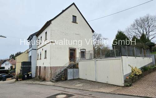 Bild 1 - BIETERVERFAHREN - Handwerkertraum mit Perspektive - EFH mit Garten und zwei Garagen!