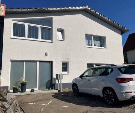Vorderansicht - 8 Zimmer Mehrfamilienhaus, Wohnhaus zum Kaufen in Wehingen