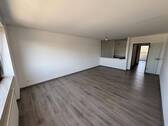 Wohnzimmer - Attraktive 3-Zimmer-Wohnung mit Aufzug und Balkon in zentraler Lag