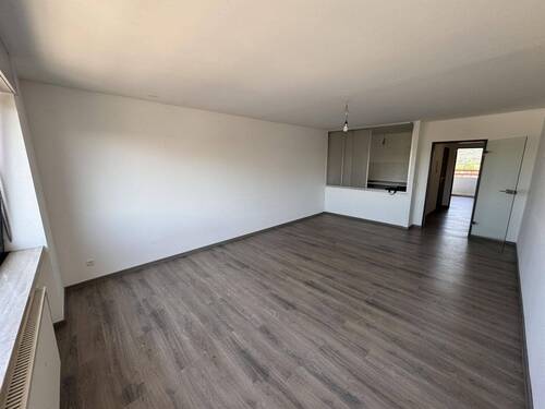 Wohnzimmer - Attraktive 3-Zimmer-Wohnung mit Aufzug und Balkon in zentraler Lag