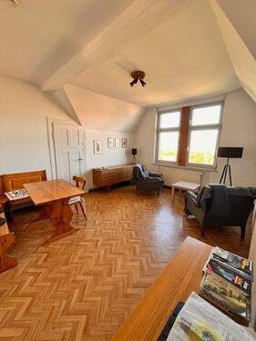 Gemütliches Wohnzimmer - Lichtdurchflutetes Dachgeschossrefugium mit Aussicht über ganz Jena - möbliert, charmant, naturverbunden