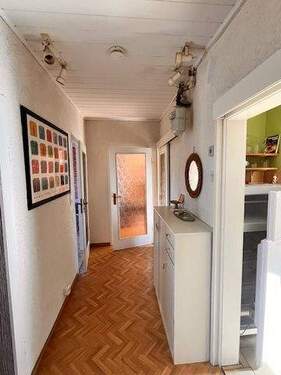 Heller Flur mit Holzboden - 2 Zimmer Etagenwohnung zur Miete in Jena