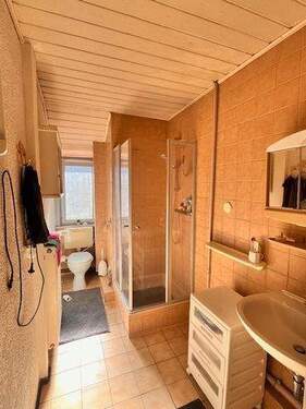 Helles Badezimmer mit Dusche - 