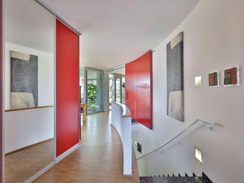 Großzügiger und offener Eingangsbereich im Erdgeschoss - 