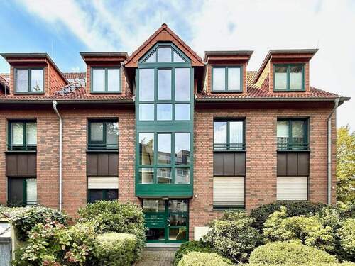 Außenansicht - Charmante 3-Zimmer-Eigentumswohnung in ruhigem 6-Familienhaus inkl. TG-Stellplatz