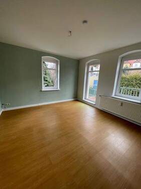 Zimmer m.Balkon links - kl. MFH san. AB, 4-Zi. Wohng. 1.OG, 2xBad, 2 Balk., ruhig DD-Süd