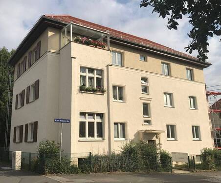 Hausvorderansicht - Aufwendig sanierte 3 Zimmer Wohnung mit Loggia im 1.OG