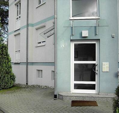 Eingang - Ideal für die kleine Familie - 3-Zi. EG-Wohnung mit Balkon und Garage in zentrumsnaher Lage