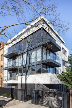 Hausansicht - Von privat an privat: vermietete ETW im Bauhausstil, Baujahr 2018-2019, 3 Zimmer, 2 Terrassen, 2 Bäder, Wohnküche, 2 Stellplätze, Wärmepumpe