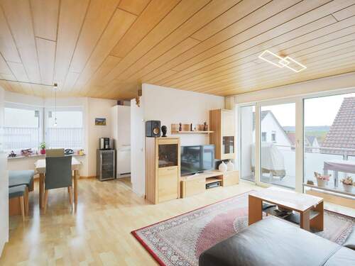 Moderne, offene Raumgestaltung im Wohn- und Esszimmer mit Einbauküche - Sonnige Etagenwohnung in kleiner Wohneinheit: Komfortable 3 Zimmer mit Südbalkon