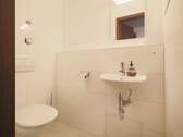 Modernes, hell gefliestes Gäste-WC - Etagenwohnung mit 78,00 m² in Ditzingen-Hirschlanden zum Kaufen