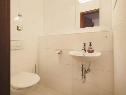 Modernes, hell gefliestes Gäste-WC - Etagenwohnung mit 78,00 m² in Ditzingen-Hirschlanden zum Kaufen