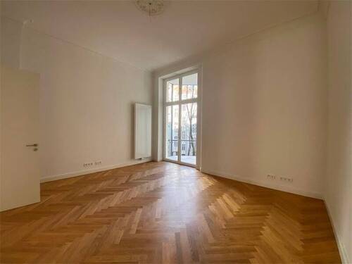 Raumbeispiel mit Balkonzugang - 