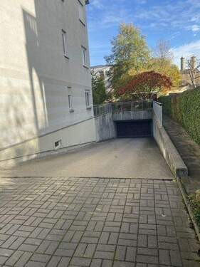 Tiefgarageneinfahrt - 4 Zimmer Terrassenwohnung in Dresden
