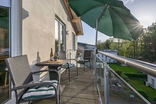 ... auf den sonnigen Balkon in Südost-Ausrichtung - 