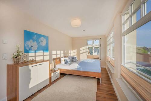 das große Hauptschlafzimmer mit Doppelbett ... - 