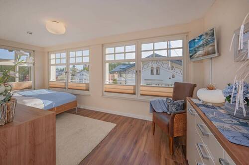 ... bietet das Schlafzimmer viel Platz für die Urlaubsgarderobe - 