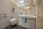 das moderne Badezimmer ist durch das Oberlicht besonders hell ... - 