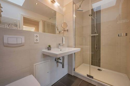 ... und verfügt über eine hochwertige Ausstattung mit großer Dusche - 