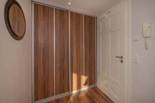 der große Einbauschrank im Eingangsbereich bietet viel Stauraum ... - 