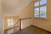 ... und das Treppenhaus der Villa punktet mit elegantem Altbau-Charme - 