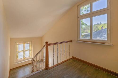 ... und das Treppenhaus der Villa punktet mit elegantem Altbau-Charme - 