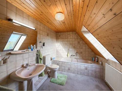 Bad mit Wanne im OG - 
