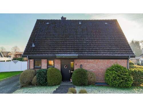 Frontansicht - 4 Zimmer Einfamilienhaus zum Kaufen in Neumünster