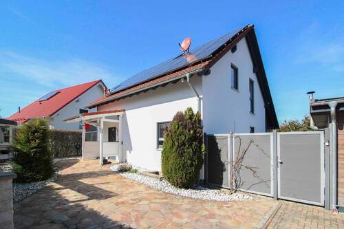 Frontansicht - !!!SOFORT BEZUGSFREI!!! Tolles Einfamilienhaus mit Pool und Garten in Radeburg