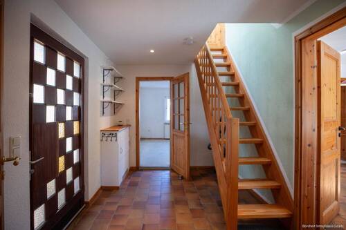 Eingangsflur mit Treppe zum Dachgeschoss - 4 Zimmer Einfamilienhaus zum Kaufen in Uetersen