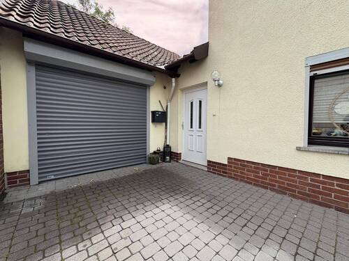 Garage : Eingang Anbau - 8 Zimmer Mehrfamilienhaus, Wohnhaus in Stadthagen