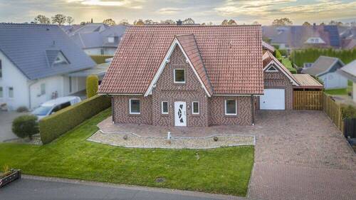 Titelbild - Einfamilienhaus mit Einliegerwohnung und Spitzdachgarage !