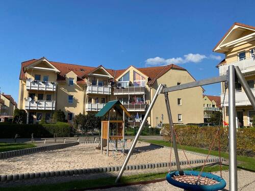 Spielplatz in der Anlage - 3 Zimmerwohnung mit zusätzlichem Homeoffice-Büro, 2 Balkonen, Außenstellplatz, Fernwärme