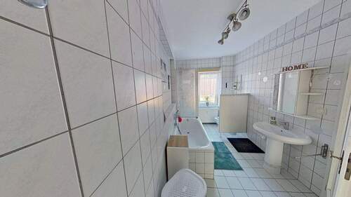 Badezimmer - Etagenwohnung mit 84,00 m² in Köthen/ Anhalt zur Miete