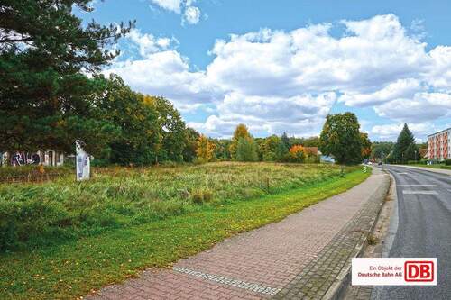 Straßenansicht - - AUKTION 19.03.2026 - Unbebautes Grundstück mit Potential