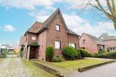 Hausansicht - Günstiges Familienhaus mit viel Platz: Renovierungsbedürftiges Einfamilienhaus in Kleve-Kellen