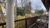 Balkon mit Blick in den Garten - 1 Zimmer Mehrfamilienhaus, Wohnhaus in Stuttgart
