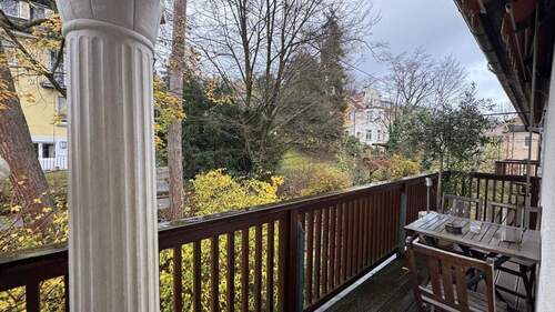 Balkon mit Blick in den Garten - 1 Zimmer Mehrfamilienhaus, Wohnhaus in Stuttgart