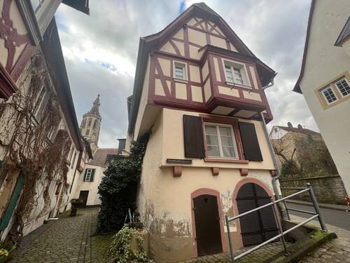 Seitenansicht mit Kirchturm - 