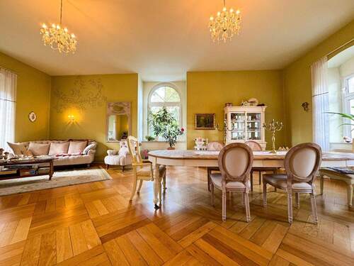 Großzügiges Esszimmer mit Parkettboden - 