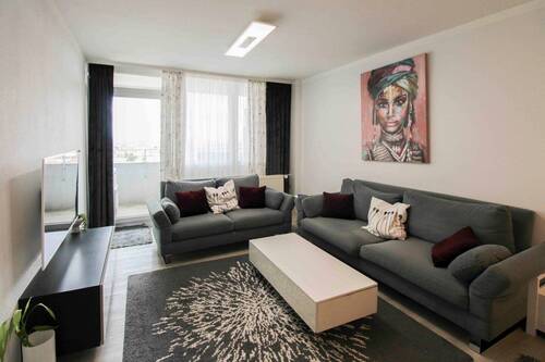 Wohnzimmer - Gepflegte 3-Zimmer-Wohnung mit Blick über die Rhein-Ebene