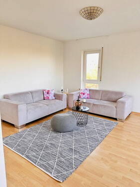 Bild 1 - Schöne und helle 2,5 teilmöblierte Zimmer-Wohnung mit Küche, Balkon und Tiefgarage in Leonberg