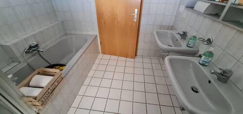 Badezimmer 1. OG mit Badewanne.jpg - 