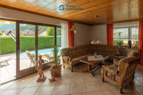 Wohnzimmer - 8 Zimmer Mehrfamilienhaus, Wohnhaus in Lichtenstein