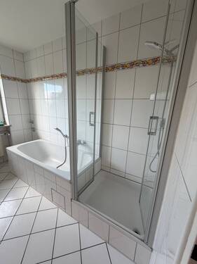 Badezimmer mit Dusche und Badewanne - 