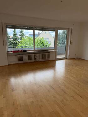 Wohnzimmer mit Balkonzugang - 