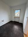 Küche mit Fenster - 4 Zimmer Etagenwohnung in Adelsdorf