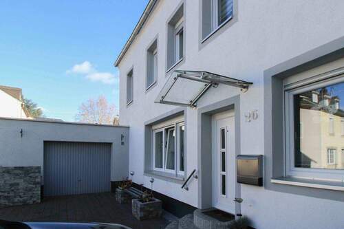 Außenansicht Hof - Sofort wohlfühlen: modernisiertes 5-Zi.-EFH mit Garage und 2 Freistellplätzen in Trier-Pfalzel