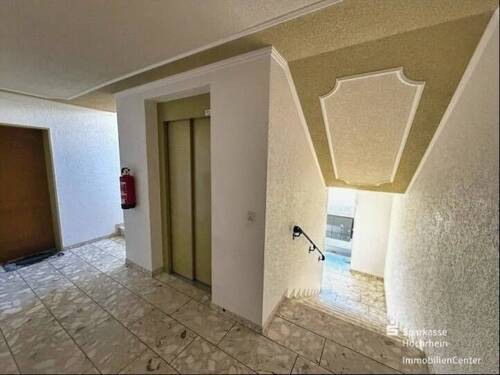 Blick Treppenhaus und Personenlift - Etagenwohnung mit 93,00 m&sup2; in Waldshut-Tiengen zum Kaufen